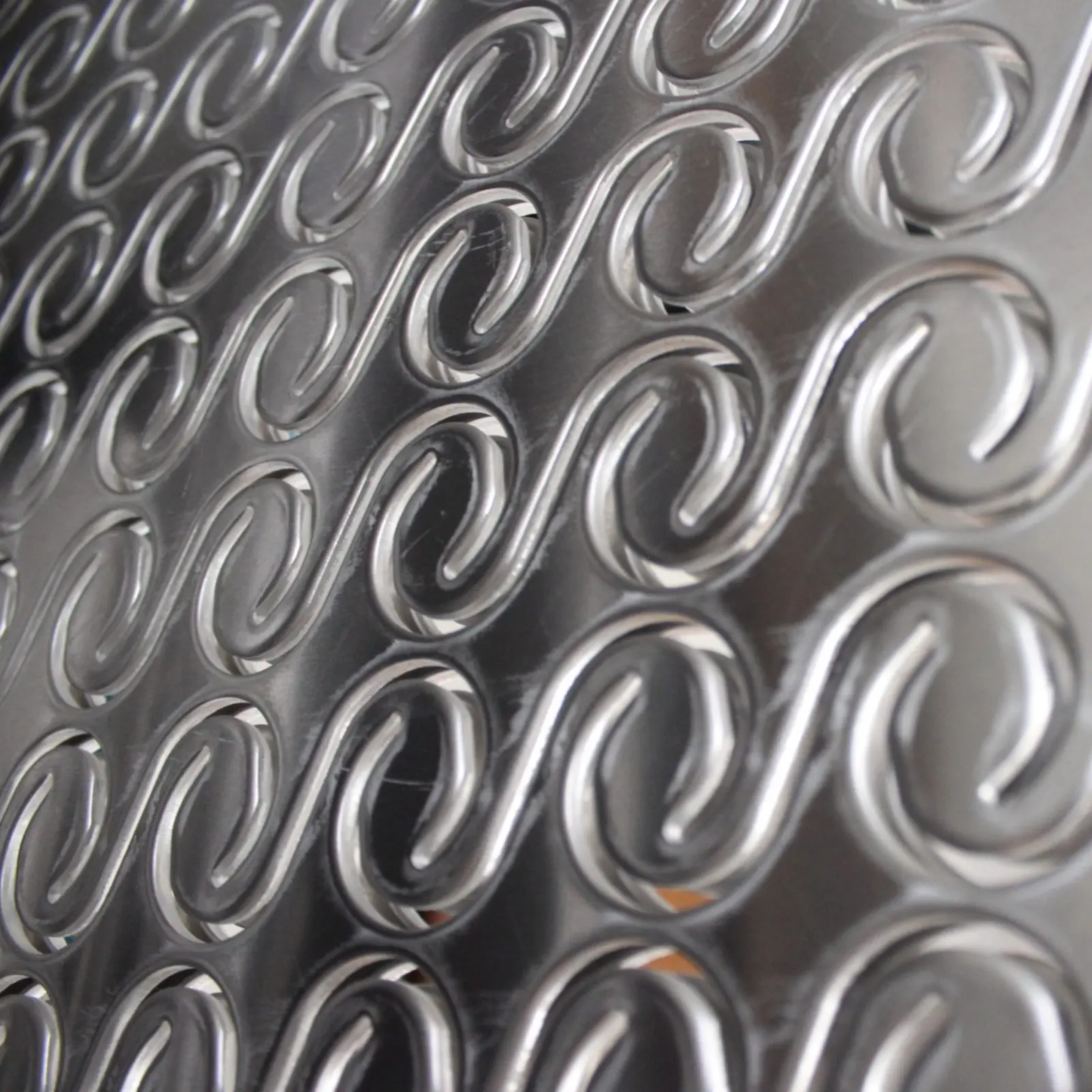 Stanztechnologie S Haken in Form stanzen aus Aluminium.